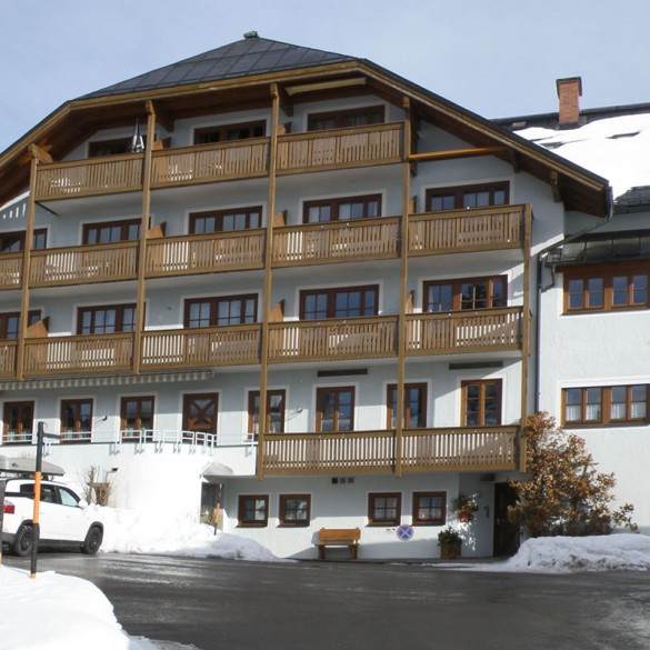 Aparthotel Russbach mit Parkplätzen im Winter 